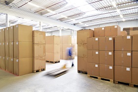 etiquettes industrielles sur colis en entrep�t